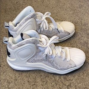 Brand new pair of D Rose 5 Boost OG’s. Never worn